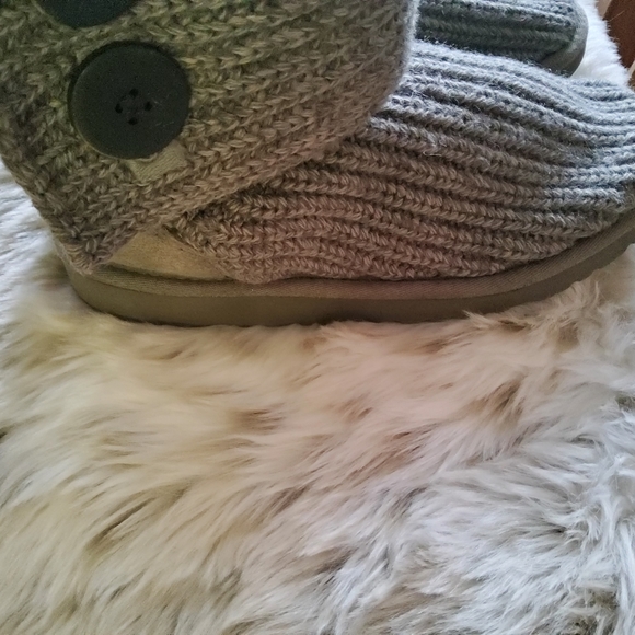 Authentic VGUC UGG Grey CardiSize 3 (LittGirl) 6/7 - Picture 2 of 15
